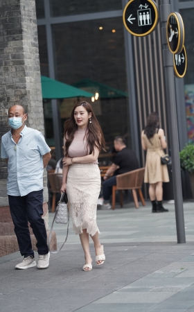 白色长裙美女