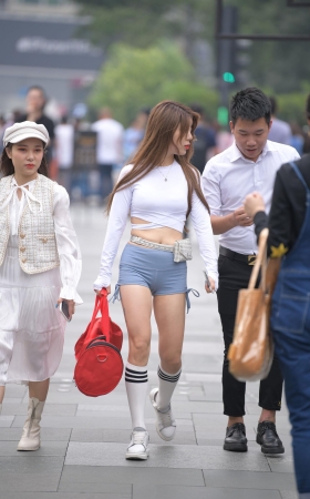漂亮的极品露腰短裤美女