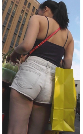 买水果的吊带美女