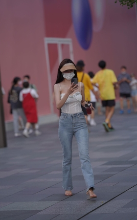 美美哒牛仔裤女孩