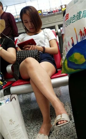 4k超清，候车室拍摄热裤裸腿凉拖美女姐姐
