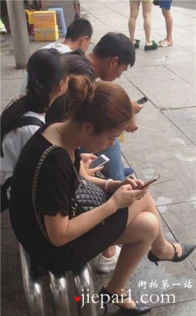 超有韵味的美腿尖嘴高跟鞋少妇公交站等车。