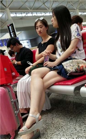 4k超清，候车室偶遇大长腿白嫩气质美女