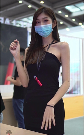 高挑的前台模特小姐姐