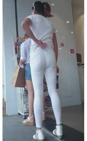 白衣白裤紧身妹子