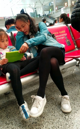 车站候车的黑色丝袜牛仔短裤极品美腿小妹