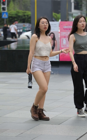 美女,你的热裤还敢在短点吗
