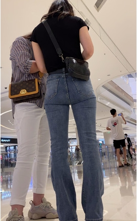 商场里的牛仔裤美女