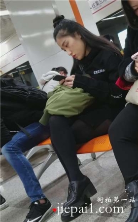 4k-高铁站候车室拍摄美腿黑丝小清新女神姐姐。
