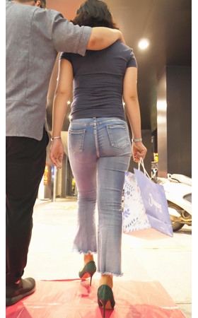 紧身牛仔裤妹子