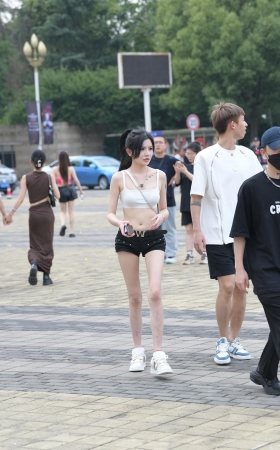 白皙美腿，夏日女孩