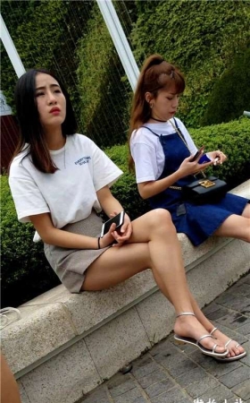 4K 花坛边的短裙美腿小姐姐