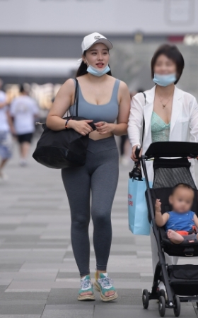 丰腴的紧身裤美女