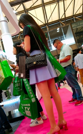 展会黑衣紫色短裙肉色丝袜高跟长发美女