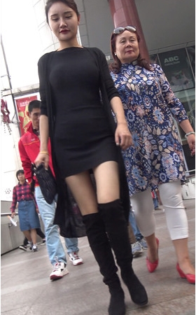 漂亮的黑靴小姐姐