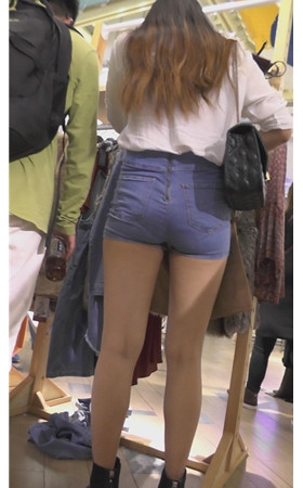 蓝色牛仔短裤高腰美女