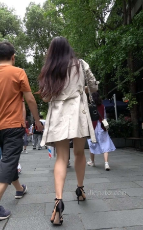 4K - 街拍长风衣高跟美女 [1.26 GB/MP4]