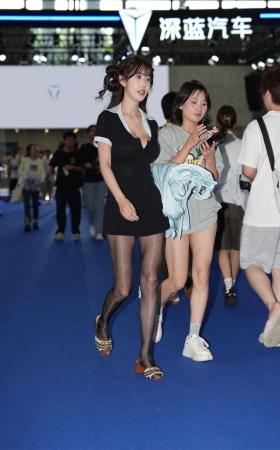 小哈娜脱黑丝去了