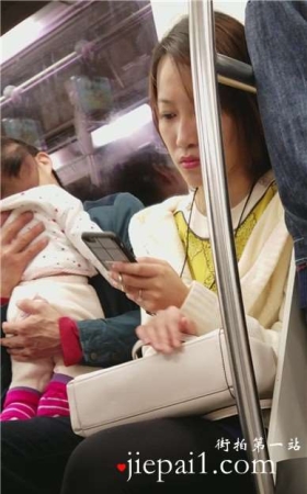 4k-地铁上遇见长腿黑丝小清新甜美妹子。