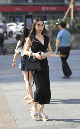含情脉脉的黑衣美女 [14P]