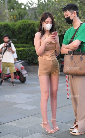 丰满的紧致热裤美女 [24P]