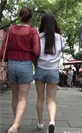 4K 街拍热裤月牙臀美腿年轻姑娘  [1.27 GB]