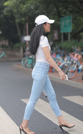 蓝色牛仔裤美女
