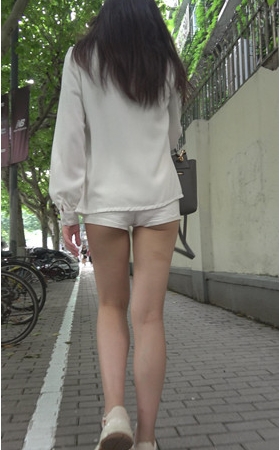 漂亮的白色短裤小月牙美女