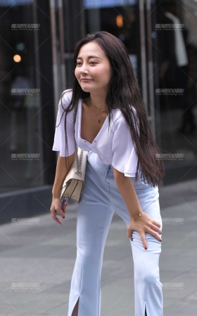 在玩自拍的小姐姐 [20P]