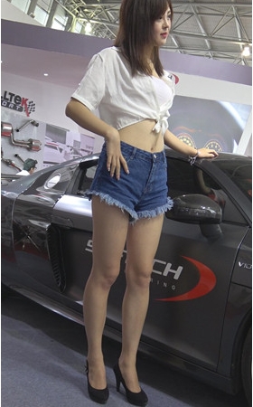 车展上的热裤美模