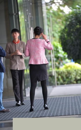 酒店门面的职工黑丝美眉第二波3A1345[670M]