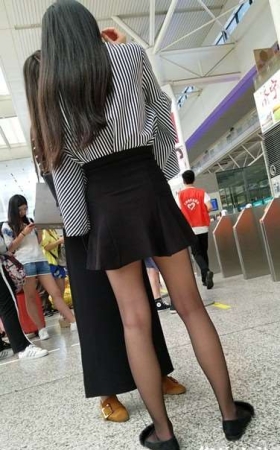 4k超清，黑丝袜短裙娇小可人小姐姐真是太漂亮了。