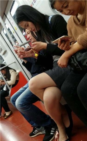 4k视频，地铁拍摄黑裙美腿气质小姐姐