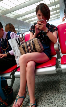 凉鞋热裤碎花T恤街拍美腿