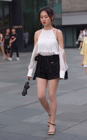 白白嫩嫩的大腿