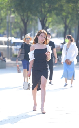 漂亮的黑色长裙美女