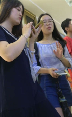捕捉到一位带着眼睛的可爱小迷妹