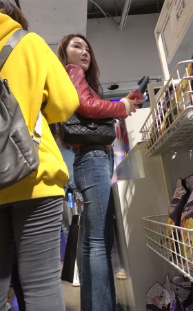 喇叭牛仔裤性感身材成熟美女