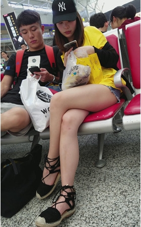 黄衣长腿女孩
