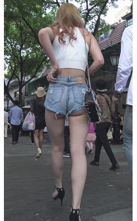露腰短裤月牙美女