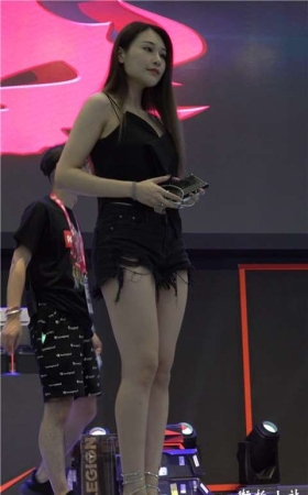 4K 黑色热裤美女小姐姐showgirl  [864 MB]