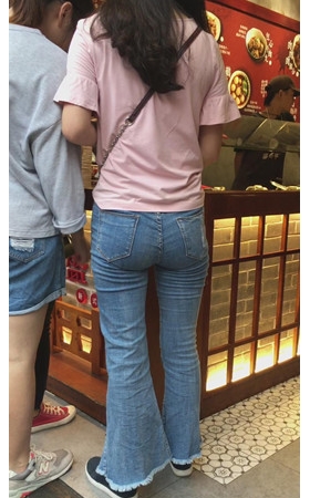 牛仔喇叭裤妹子