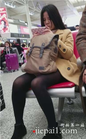 4k-高铁站候车室拍摄低头玩手机的黑丝美腿女孩
