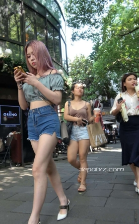 4K - 高颜值好身材街拍热裤吸烟女孩 [1.35 GB/MP4]