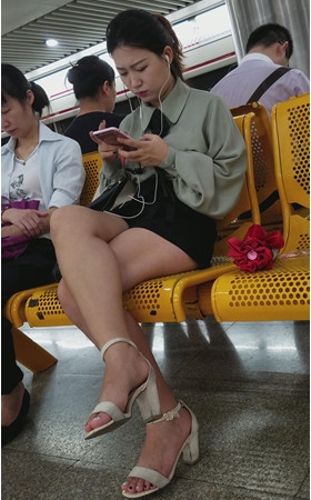 听歌的裸腿小姐姐