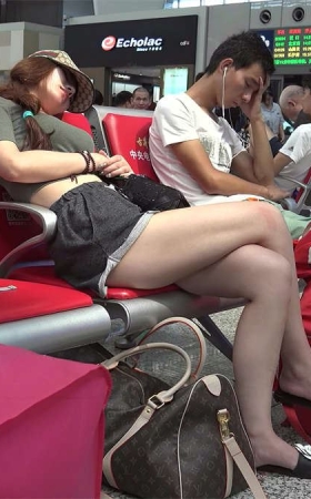全身名牌的时尚女孩，就这样歪着头睡着了