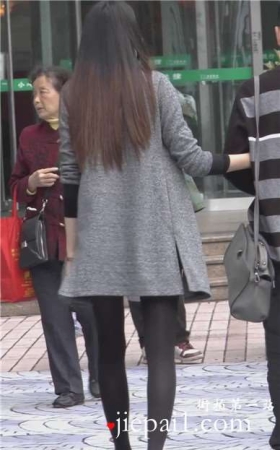 大街上一眼就看到了美女的黑丝，你说抢眼不。