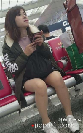 4k-高铁站候车室拍摄文静甜美小清新美腿女神姐姐。