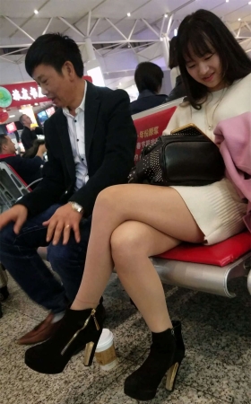 车站白色毛衣连衣裙肉色丝袜高跟鞋可爱清纯美女