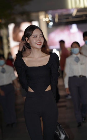 漂亮的黑色紧身裤小姐姐